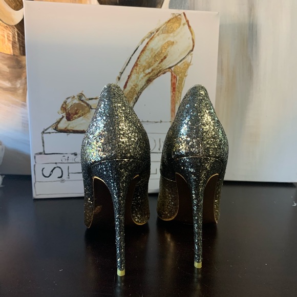Shoedazzle Gold Glitter 9.5 5in heel - Picture 4 of 7